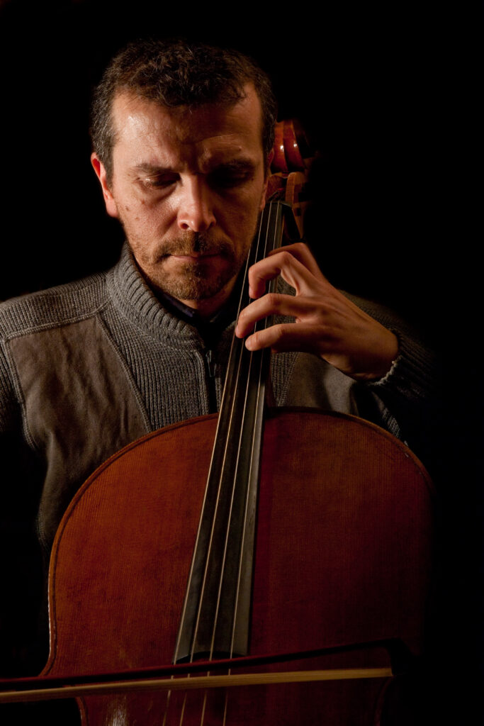 Marco prova un violoncello da noleggio